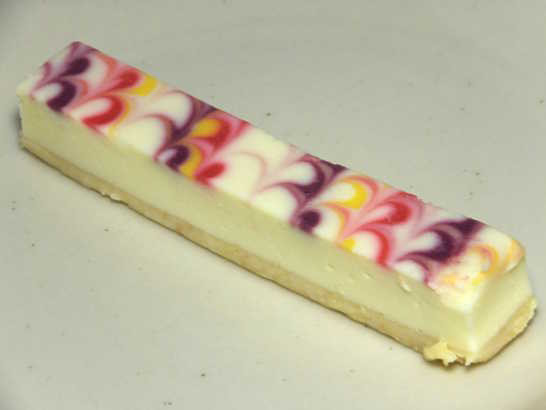 コンビニスイーツだ_白いチーズケーキ 彩り3種のソース【サークルKサンクス】_中身01
