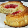 コンビニパンだ_クロワッサンマフィン ストロベリー＆チーズクリーム【ローソン】_中身05