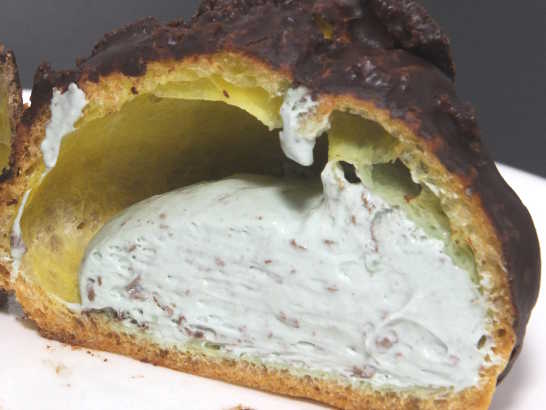 コンビニスイーツだ_チョコミントクッキーシュー【ファミリーマート】中身03